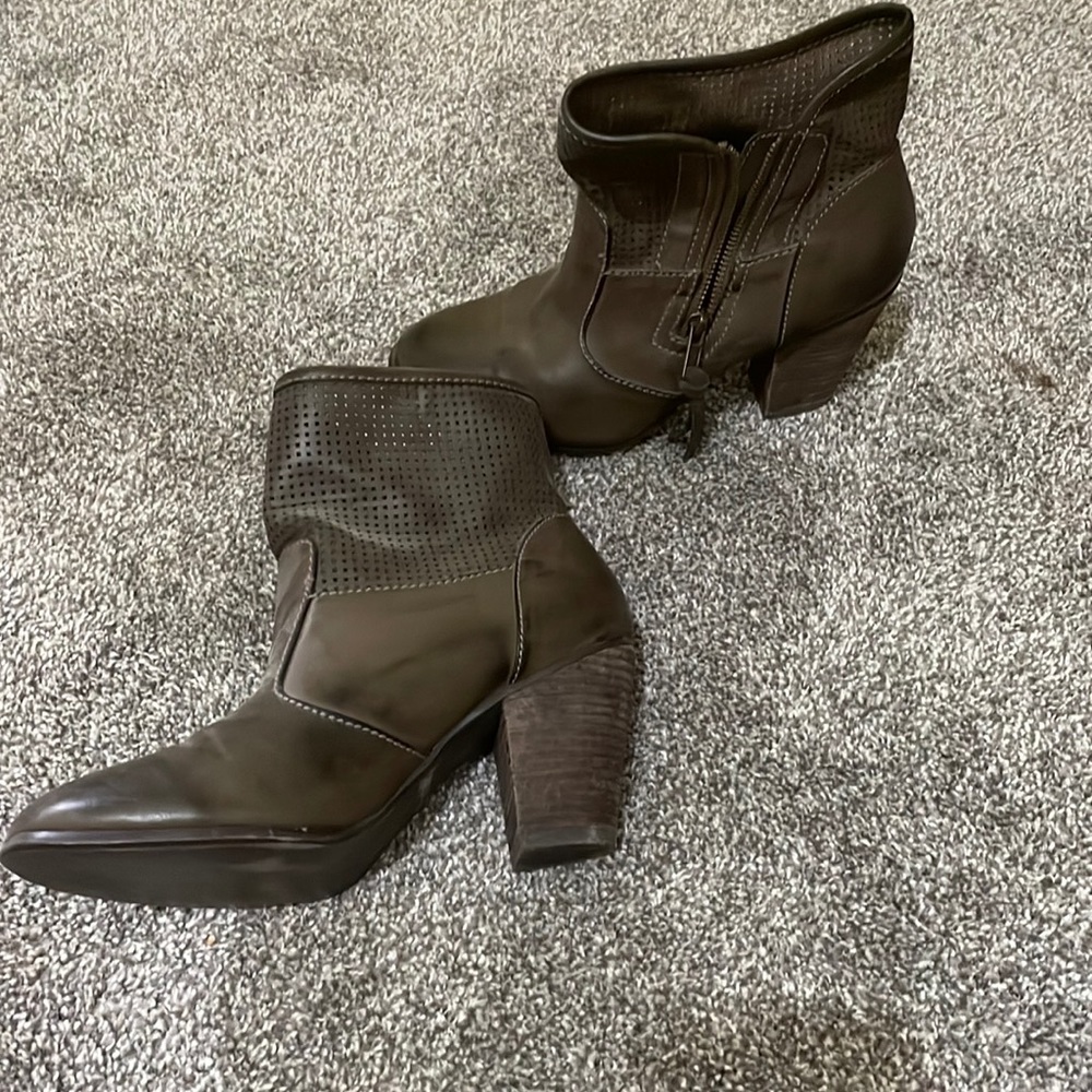 Report booties